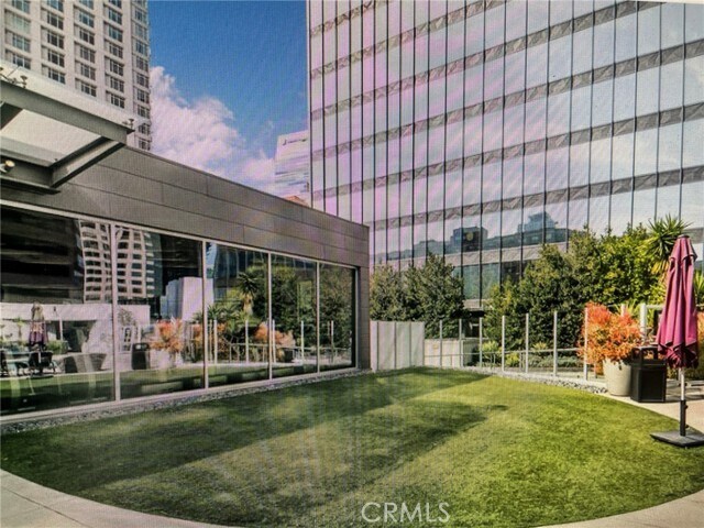 Building Photo - 901 Flower St
