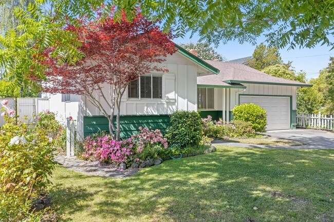 Building Photo - Charming Single-Level 3 Bedroom, 2 Bath Home