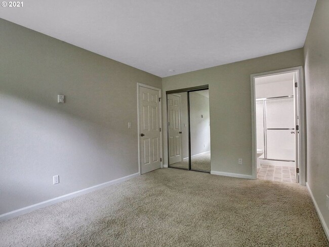 Building Photo - Sunny 2bdrm/2bath Condo in South Beaverton...