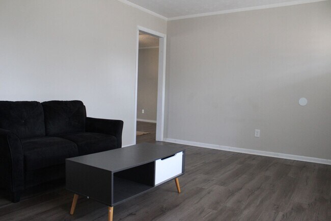 Building Photo - Bright and Spacious 3 Bedroom Furnished Rental