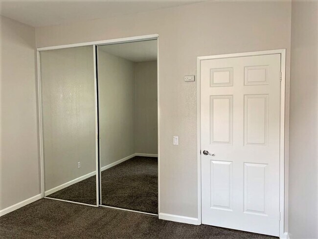 Building Photo - Sabre Springs Top Floor Condo with Carport