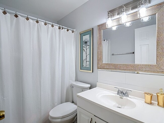 Building Photo - 2 BEDROOM 1 BATH APARTMENT HOME LOCATED IN ST. PETERSBURG, FL