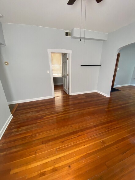 Building Photo - 2326 N Sacramento Ave