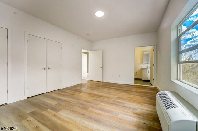 Building Photo - 48 Chadwick St