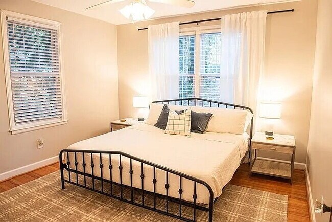 Building Photo - Fully Furnished 4BR Bungalow in Prime Forest Dr Location