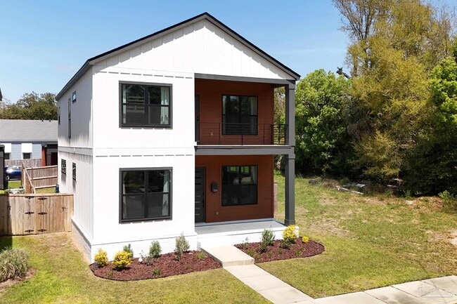Building Photo - 524 W De Soto St