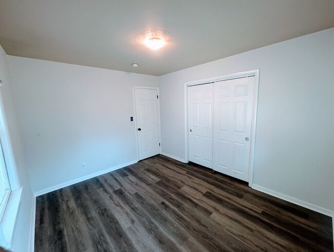 Building Photo - Private East Murray Home with HUGE yard!