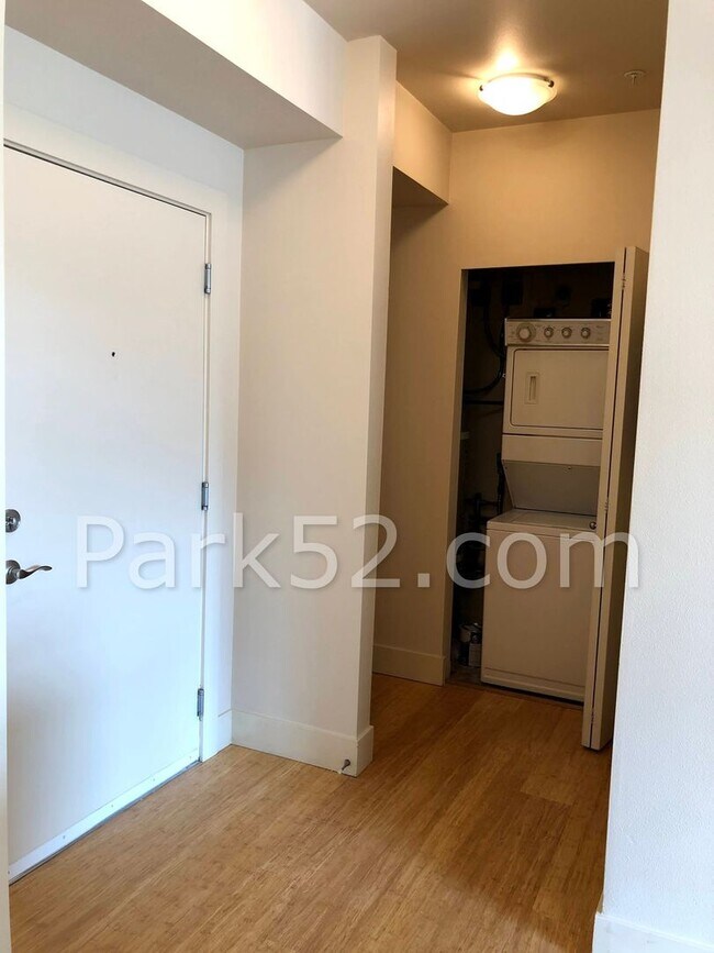 Building Photo - 1 Bedroom Condo in Downtown Tacoma