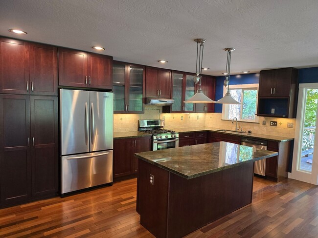 Building Photo - Large and stunning home in rural Sebastopol!