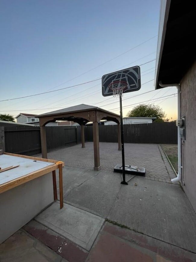 Building Photo - Beautifully Updated 3 Bed, 2 Bath Single S...