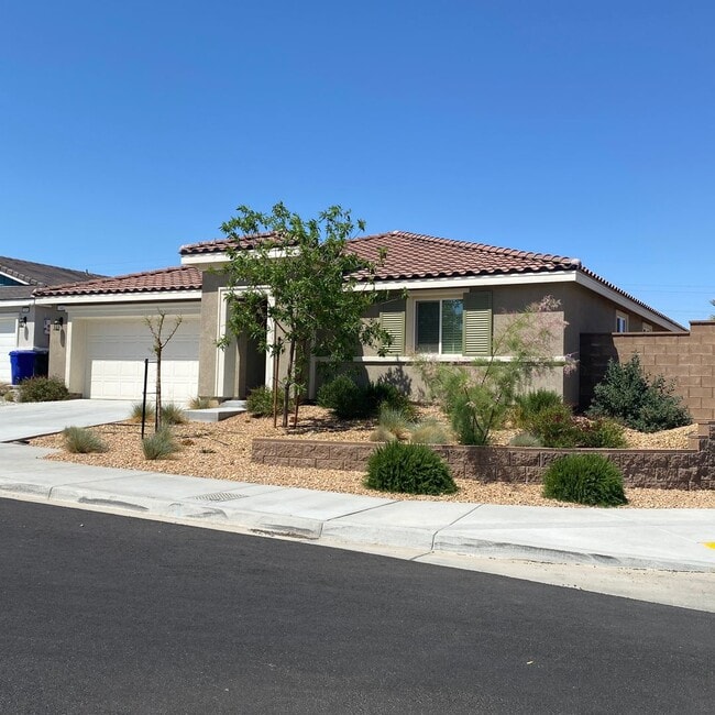Building Photo - NEWER 4 BEDROOM VICTORVILLE HOME