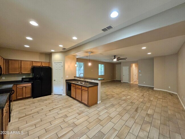 Building Photo - 7836 W Rock Springs Dr