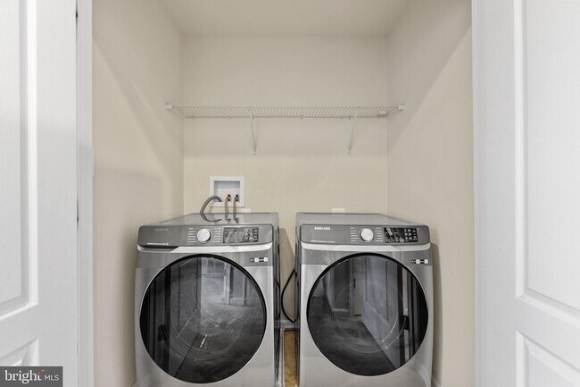 Building Photo - 5345 Tweeddale Pl