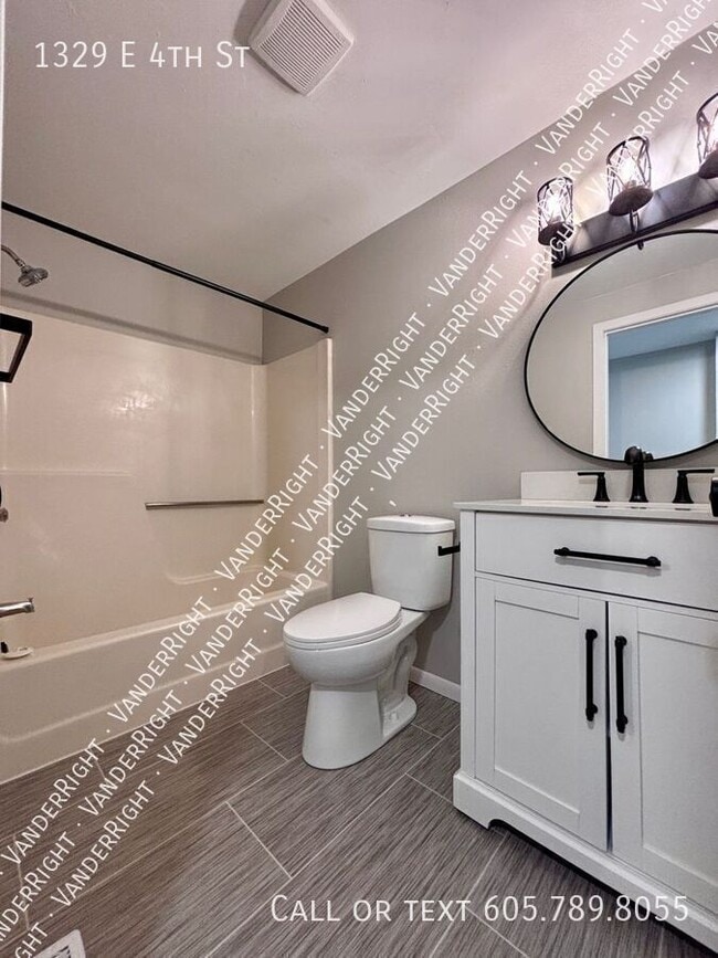 Building Photo - 1329 E 4th St