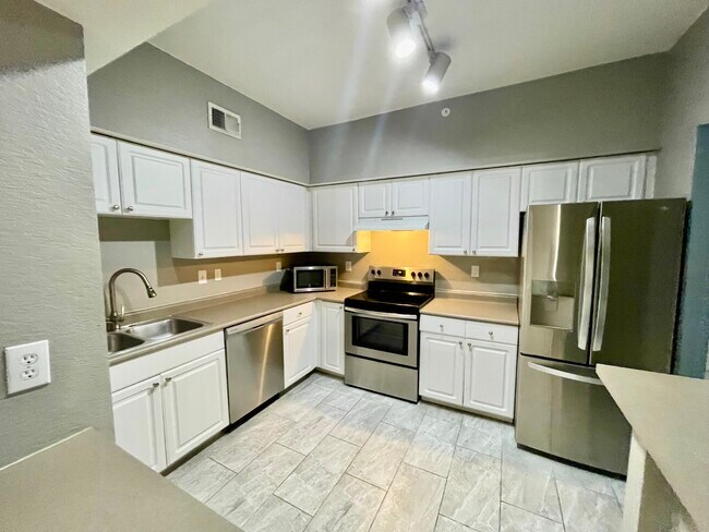 Building Photo - 402 S Armenia Ave