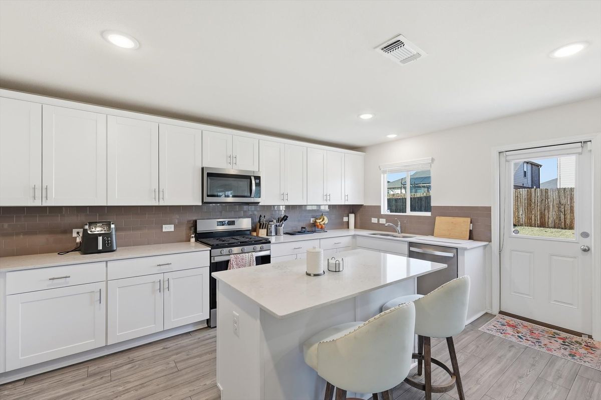 Building Photo - 16041 Pious Dr