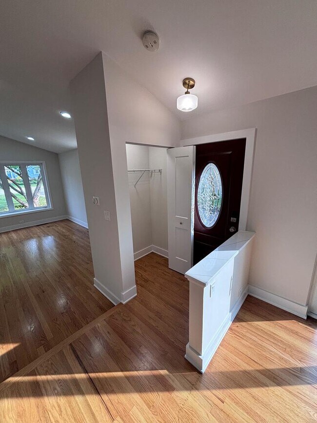 Building Photo - 532 Warren Rd