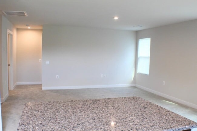 Building Photo - 109 S Peak Dr