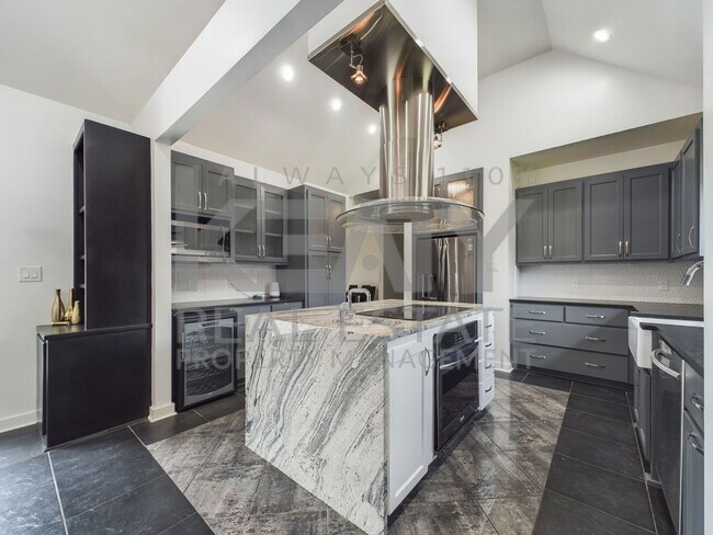 Building Photo - Three Bedroom Home in Sunset!