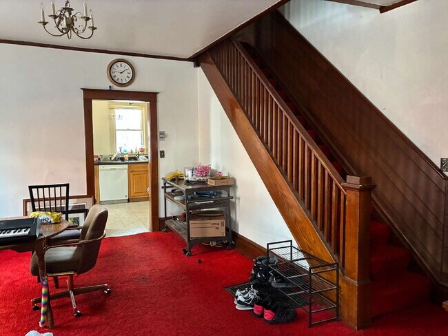 Building Photo - 3 bed 1 bath near UWEC! Available June 1st