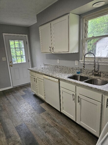 Primary Photo - 321 Longview Dr