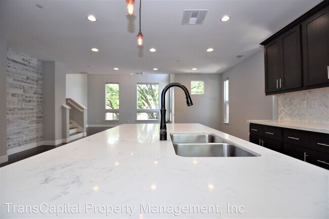 Building Photo - 3 br, 3.5 bath House - 401 10th Street