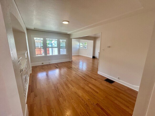 Building Photo - Classic Craftsman style home!  Beautiful!