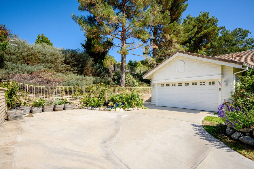 Building Photo - 27031 Benton Ct