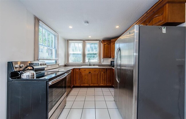 Building Photo - 620 Earle Ave N