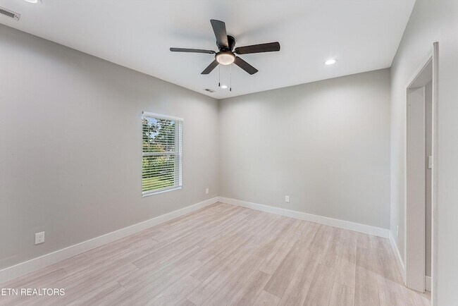 Building Photo - 5004 Knoxwood Dr