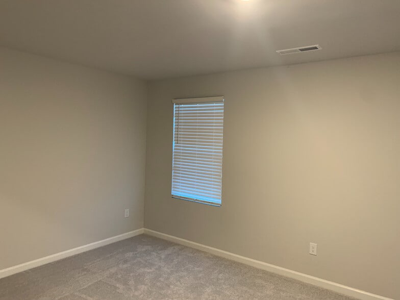 Building Photo - Room in Townhome on Summer Violet Ln