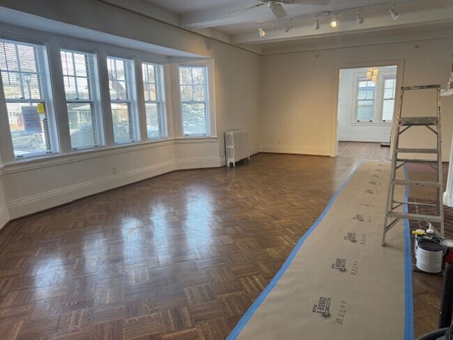 Building Photo - 775 University Ave