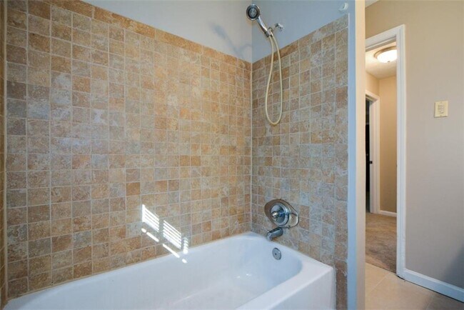 Building Photo - 1316 White Oak St SE