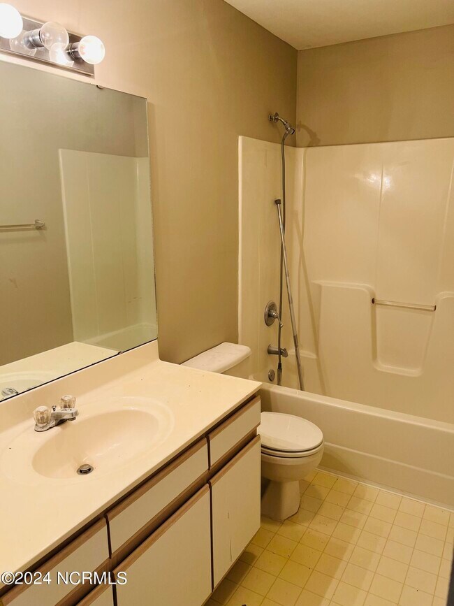 Building Photo - 1810 Summerhaven Dr