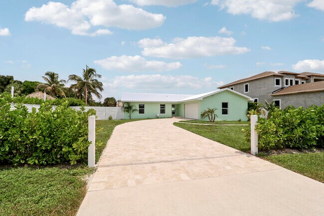 Building Photo - 2443 E Edgewater Dr