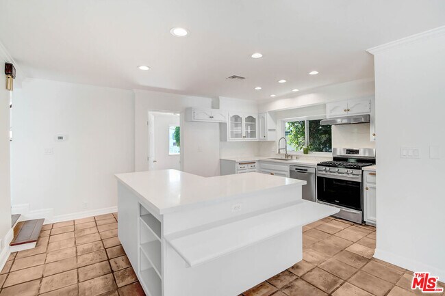 Building Photo - 2401 Olive Ave