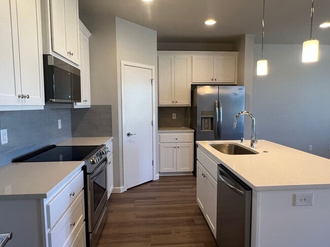 Building Photo - Beautiful, Newer Townhome!  Walking distance to many amenities.