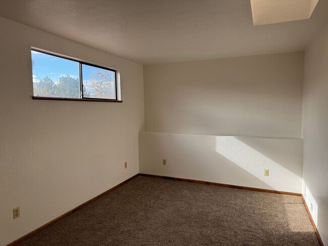 Building Photo - Open and bright top floor 2BD/2BA Condo wi...