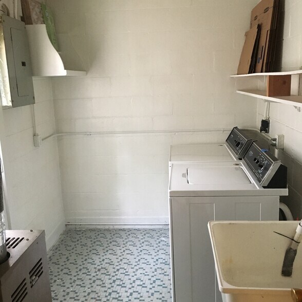 Laundryroom onsite - 42018 Firwood Dr