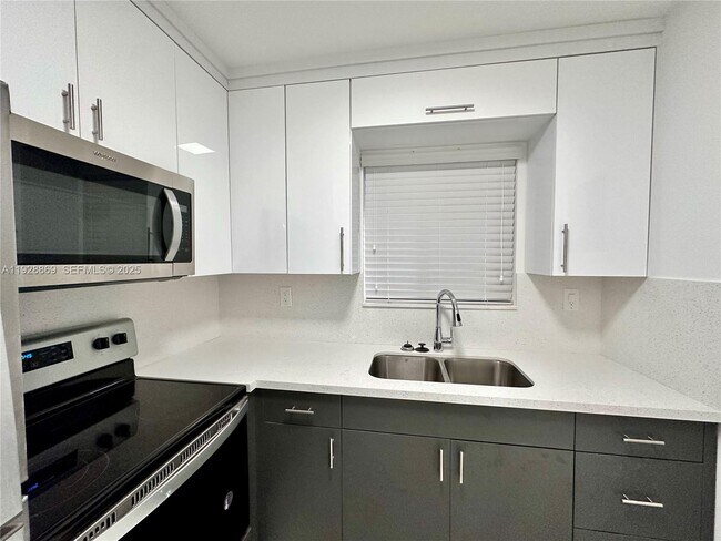 Building Photo - 1629 SW 3rd St