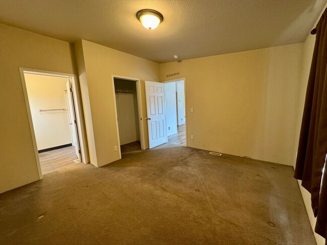 Building Photo - Spacious Home on the Flats with New Applia...