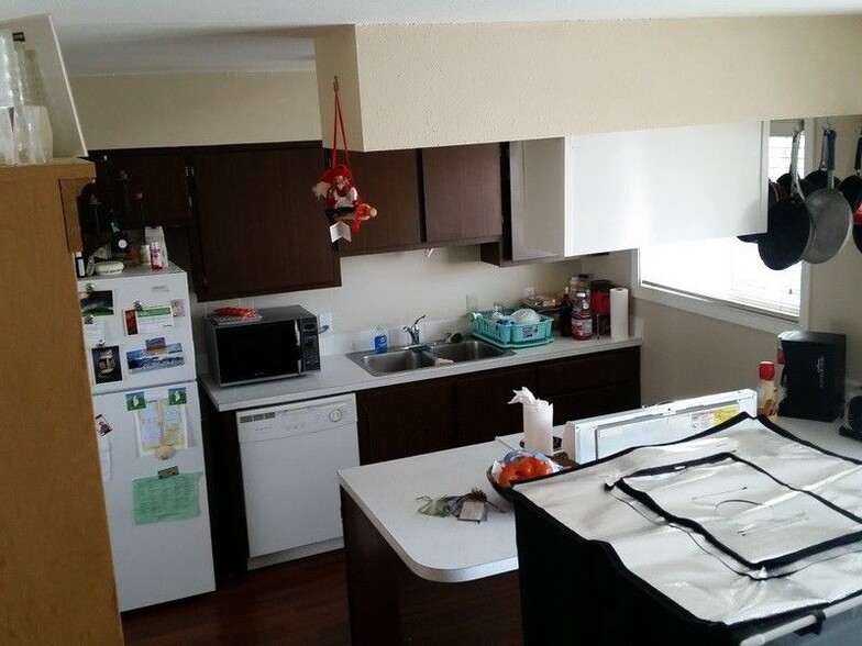 Kitchen - 1825 NW Kenny St