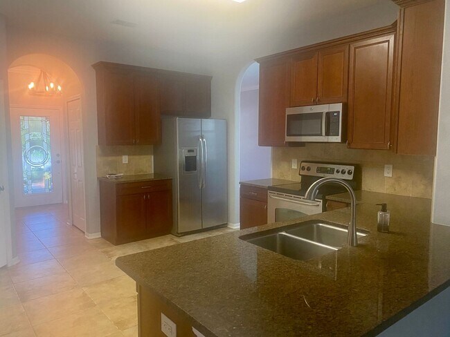 Building Photo - 5 BEDROOM HOUSE WITH PRIVATE POOL AND LAKE...