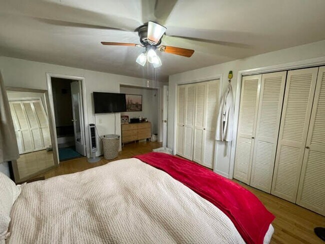 Building Photo - 3840 E 10th St