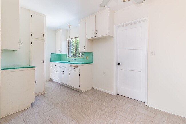 Building Photo - Bright & Spacious 1BR Retreat Near Keck Medical Center | Private Garage + Garden Space