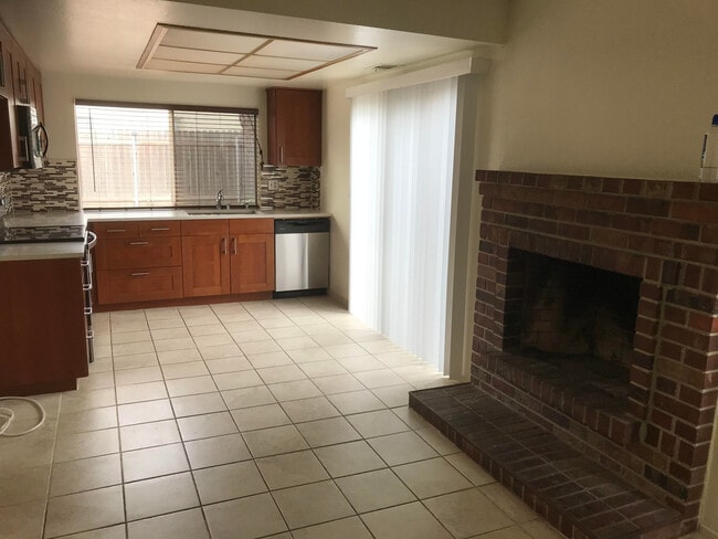 Building Photo - 312 Royal Oaks Dr