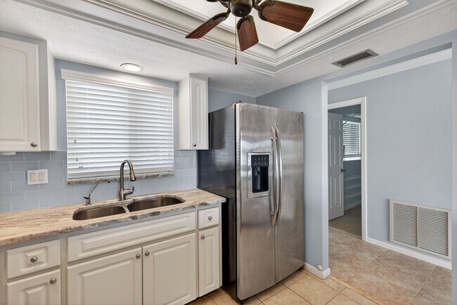 Building Photo - Gulf Access 2 bedroom 2 Bath Fully updated Condo with Water View