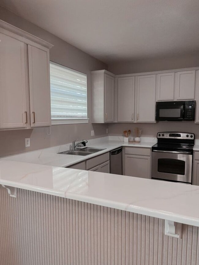 Building Photo - Beautiful Townhouse