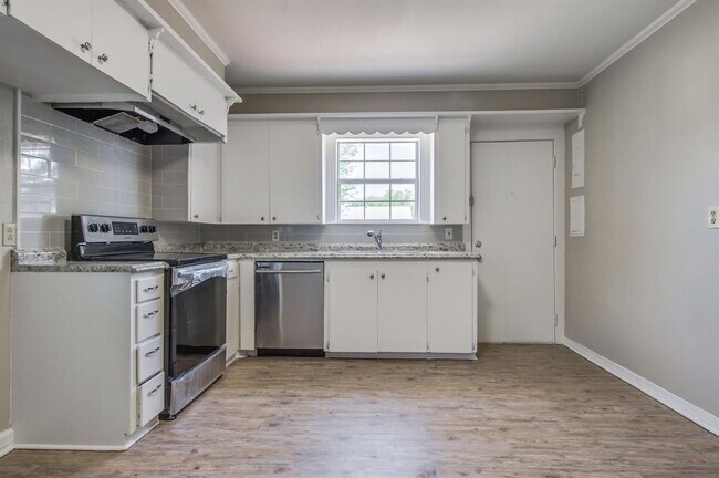 Building Photo - Move in specials available!