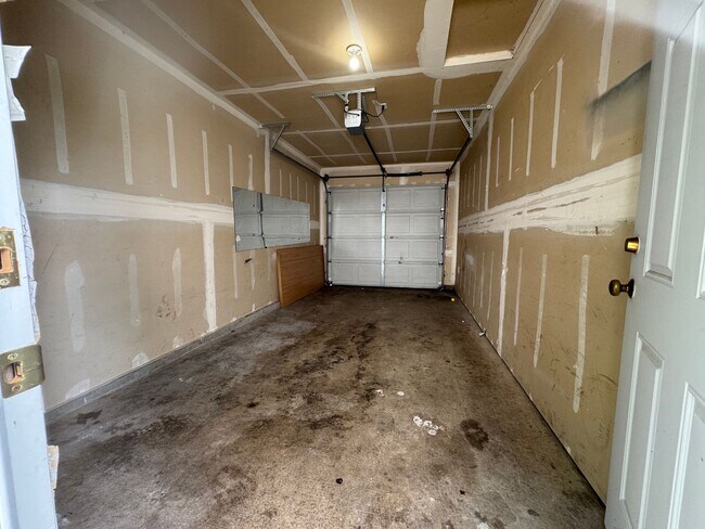 Building Photo - 2 Bed 1.5 Bath Unit!